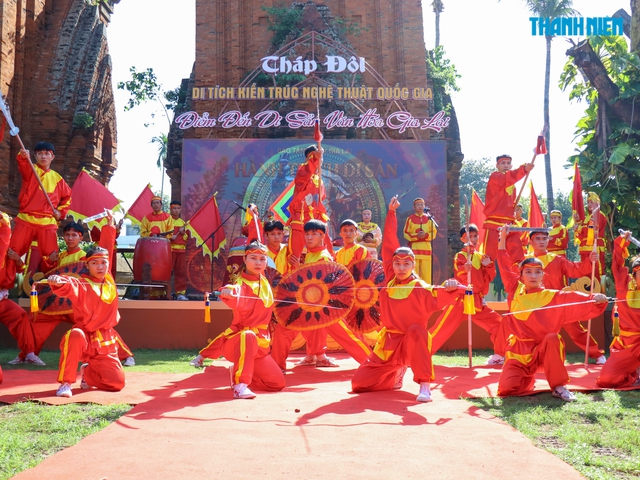 Biểu diễn trống trận Quang Trung, võ cổ truyền Bình Định tại Tháp Đôi ở Quy Nhơn- Ảnh 1.