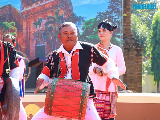 Biểu diễn trống trận Quang Trung, võ cổ truyền Bình Định tại Tháp Đôi ở Quy Nhơn- Ảnh 8.