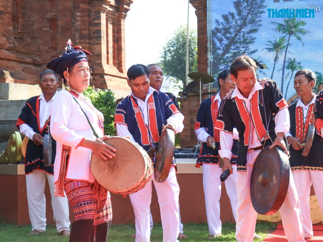 Biểu diễn trống trận Quang Trung, võ cổ truyền Bình Định tại Tháp Đôi ở Quy Nhơn- Ảnh 7.