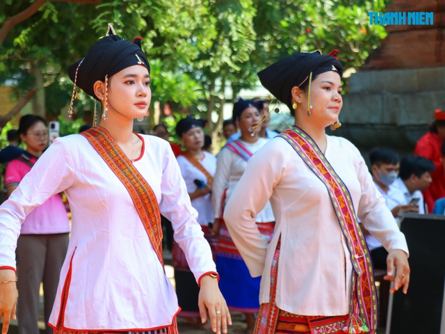 Biểu diễn trống trận Quang Trung, võ cổ truyền Bình Định tại Tháp Đôi ở Quy Nhơn- Ảnh 6.