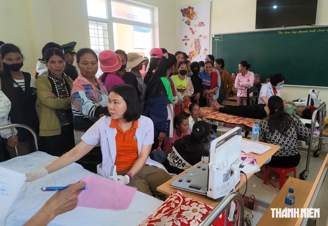 'Theo dấu chân bác sĩ' sang Lào khám bệnh và tặng quà- Ảnh 3.