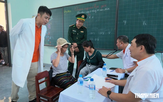 'Theo dấu chân bác sĩ' sang Lào khám bệnh và tặng quà- Ảnh 6.