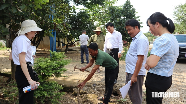 Cán bộ đến hỗ trợ tận nhà, trao sổ đỏ tận tay người dân - Ảnh 3.