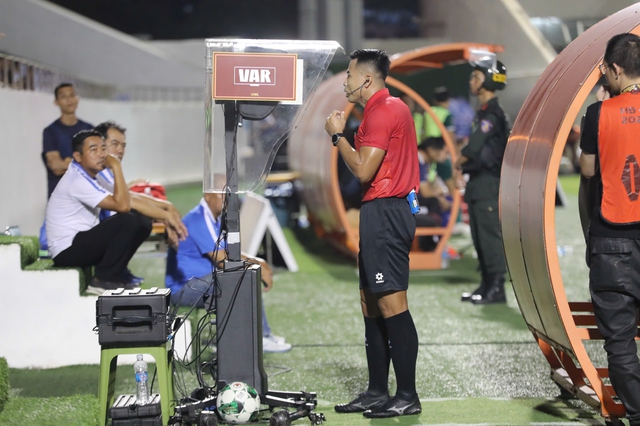 HLV Kewell và trung vệ trẻ cùng dính thẻ đỏ, CLB Hà Nội thua đau Đà Nẵng tại Chi Lăng- Ảnh 2.