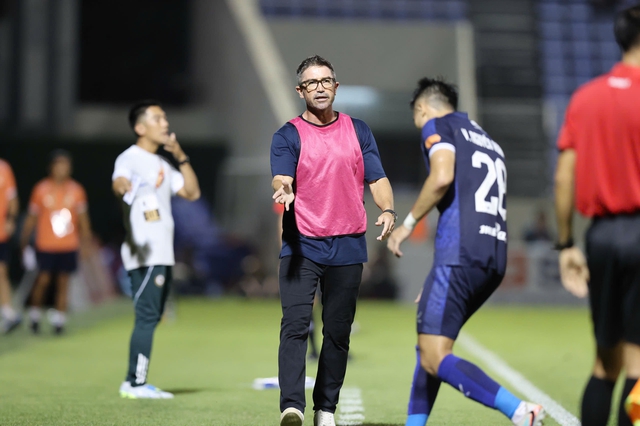 HLV Kewell mất quyền họp báo sau trận thua Đà Nẵng, trợ lý đội Hà Nội giải thích lý do nóng- Ảnh 2.