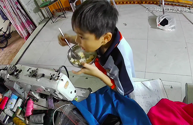 Cậu bé 9 tuổi tự làm bữa sáng, dặn mẹ ngủ thêm 'đốn tim' dân mạng - Ảnh 1.