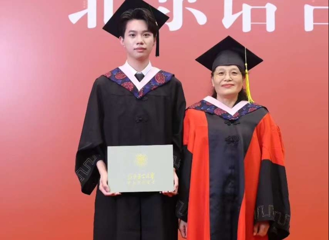 Tốt nghiệp xuất sắc Đại học Bắc Kinh, chàng trai vẫn về quê làm khu công nghiệp - Ảnh 1.
