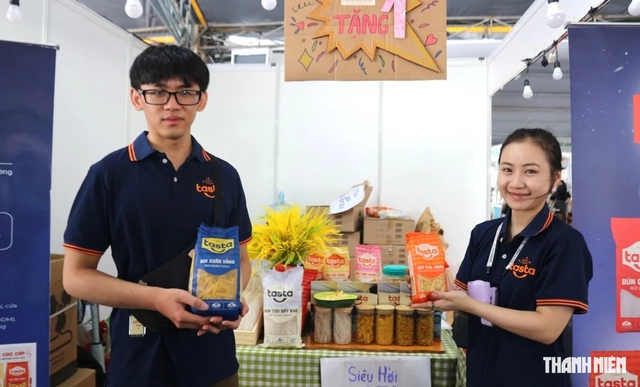 Đặc sản vùng miền giá vài chục ngàn đồng hút khách đến hội chợ - Ảnh 2.