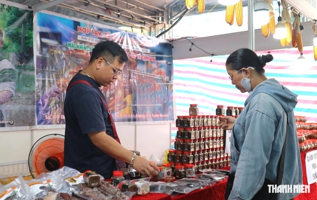 Đặc sản vùng miền giá vài chục ngàn đồng hút khách đến hội chợ - Ảnh 3.