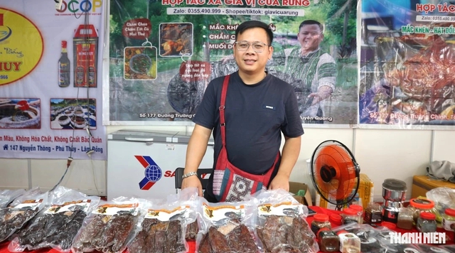 Đặc sản vùng miền giá vài chục ngàn đồng hút khách đến hội chợ - Ảnh 5.