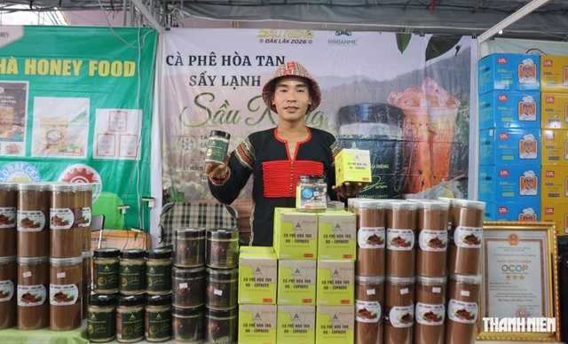 Đặc sản vùng miền giá vài chục ngàn đồng hút khách đến hội chợ - Ảnh 6.