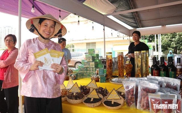 Đặc sản vùng miền giá vài chục ngàn đồng hút khách đến hội chợ - Ảnh 7.