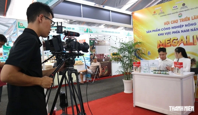 Đặc sản vùng miền giá vài chục ngàn đồng hút khách đến hội chợ - Ảnh 8.