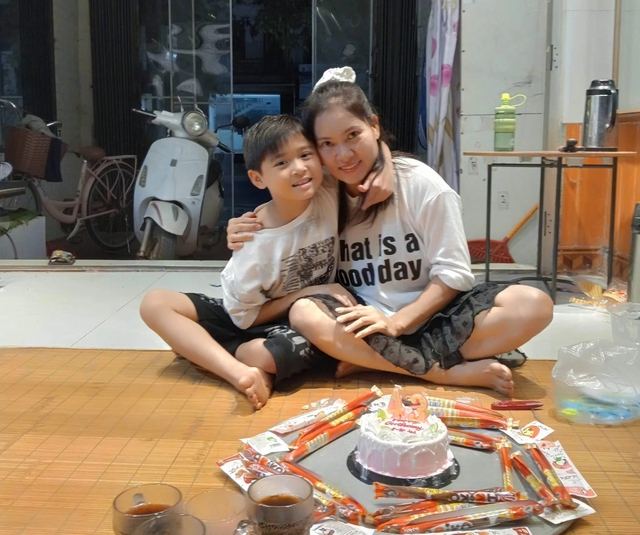 Cậu bé 9 tuổi tự làm bữa sáng, dặn mẹ ngủ thêm 'đốn tim' dân mạng - Ảnh 2.