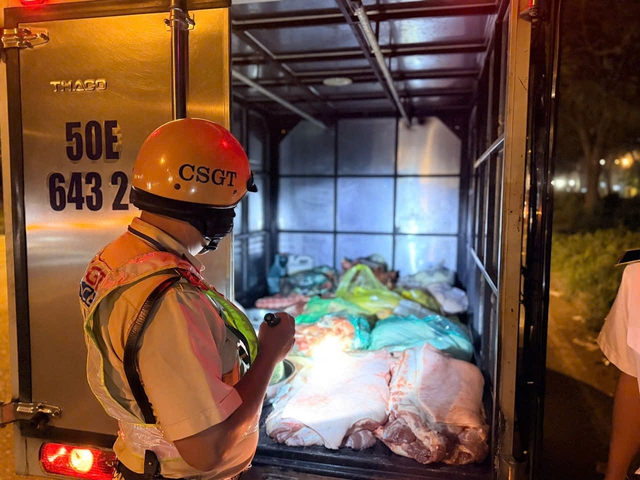 CSGT phát hiện 3 ô tô chở thịt không có giấy kiểm dịch tại cửa ngõ TP.HCM- Ảnh 2.