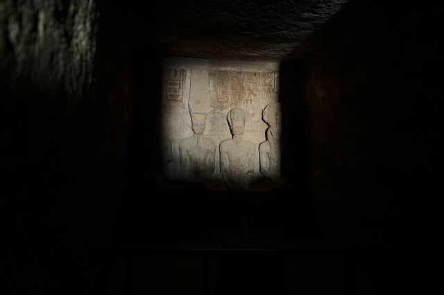 Tourists sleep outside temple in Egypt to catch a glimpse of pharaoh phenomenon - Ảnh 1.