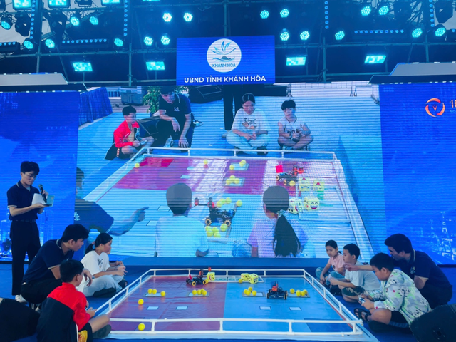 Học sinh hào hứng khám phá Robotics và STEM tại Ngày hội Công nghệ số- Ảnh 1.