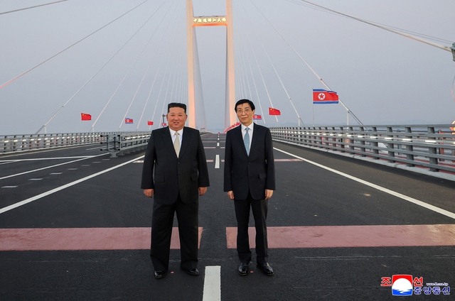 Ông Kim Jong-un nói gì khi đi qua cầu mới, thăm đài tưởng niệm ở Trung Quốc? - Ảnh 2.