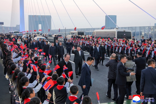 Ông Kim Jong-un nói gì khi đi qua cầu mới, thăm đài tưởng niệm ở Trung Quốc? - Ảnh 1.