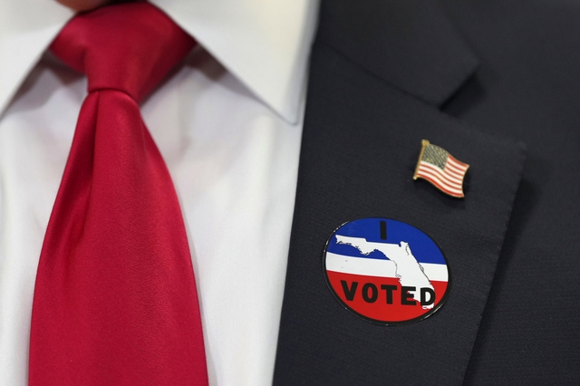Trump votes early and in person in Florida ahead of midterm elections - Ảnh 1.