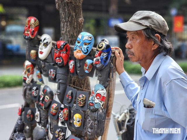 Người đàn ông rong ruổi khắp Sài gòn trên chiếc xe đạp cũ bán mặt nạ tuồng - Ảnh 4.