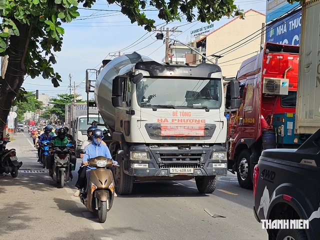 Nhận diện tai nạn giao thông: Xe máy giữa dòng container - Ảnh 1.