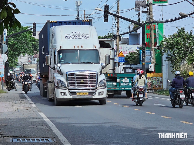 Nhận diện tai nạn giao thông: Xe máy giữa dòng container - Ảnh 3.