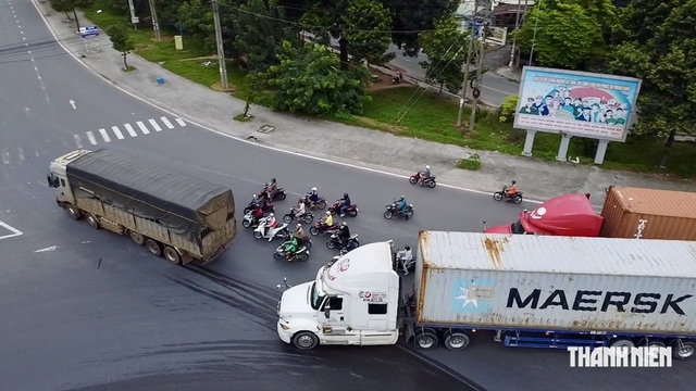 Nhận diện tai nạn giao thông: Xe máy giữa dòng container - Ảnh 4.