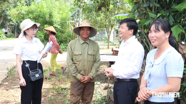 Cán bộ đến hỗ trợ tận nhà, trao sổ đỏ tận tay người dân - Ảnh 12.