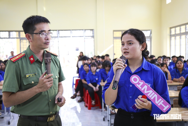 Giúp học sinh nhận diện những cạm bẫy trên không gian mạng- Ảnh 2.