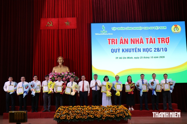 Tiếp sức con em công nhân cao su vững bước trên đường học tập - Ảnh 1.