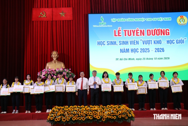Tiếp sức con em công nhân cao su vững bước trên đường học tập - Ảnh 2.