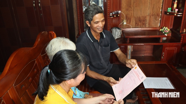 Cán bộ đến hỗ trợ tận nhà, trao sổ đỏ tận tay người dân - Ảnh 11.