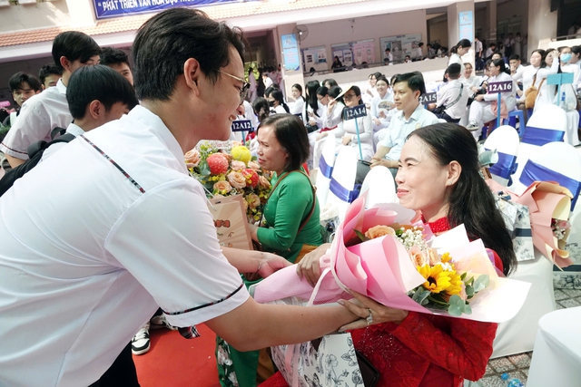 Học sinh đánh cô giáo: Điều gì xảy ra nếu người thầy dần mất đi nhiệt huyết?- Ảnh 2.
