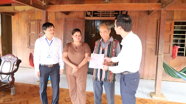 Cán bộ đến hỗ trợ tận nhà, trao sổ đỏ tận tay người dân - Ảnh 2.