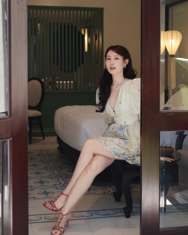 Đính đá trên giày tăng nét lộng lẫy khi dạo bước- Ảnh 1.
