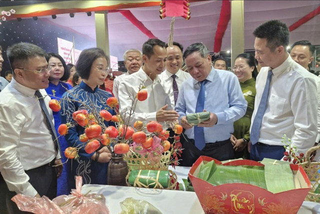 Lễ hội vinh danh l&agrave;ng nghề Ph&uacute; Xuy&ecirc;n v&agrave; Tuần lễ quảng b&aacute; n&ocirc;ng sản H&agrave; Nội- Ảnh 1.