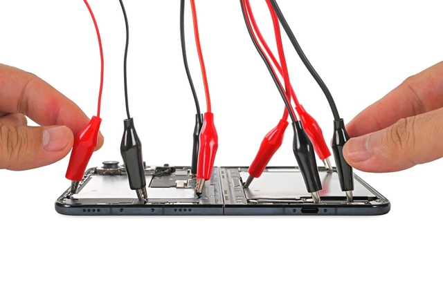 Th&aacute;o rời iPhone Duo, iFixit t&igrave;m ra hai nguy&ecirc;n nh&acirc;n c&oacute; thể g&acirc;y nứt m&agrave;n h&igrave;nh - Ảnh 2.