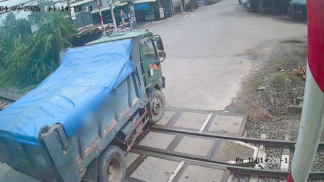 Vượt đường sắt khi đèn đỏ đã bật, tài xế ô tô bị phạt 19 triệu đồng - Ảnh 2.