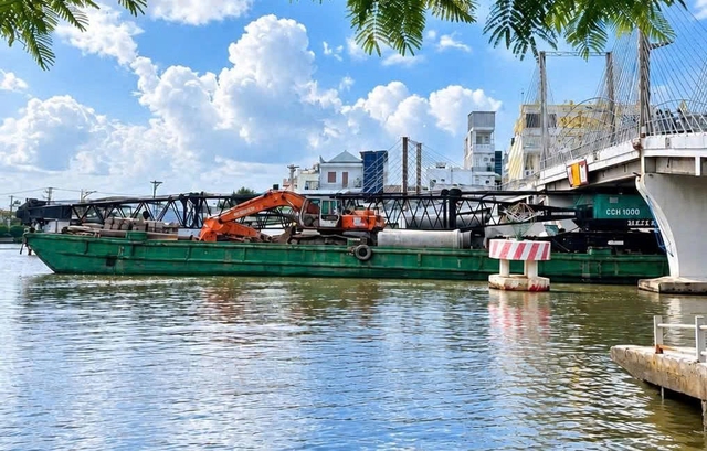 Cần cẩu trên sà lan va vào cầu, làm lệch nhịp cầu chữ S ở Cà Mau - Ảnh 1.