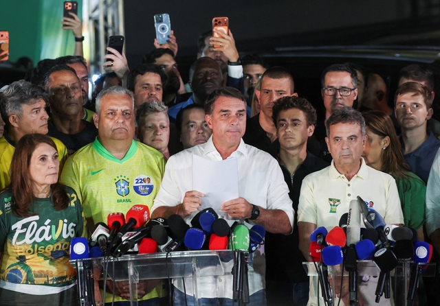 Tổng thống Trump nghi ngờ bầu cử Brazil, ông Flavio Bolsonaro bị cấm xuất cảnh - Ảnh 1.