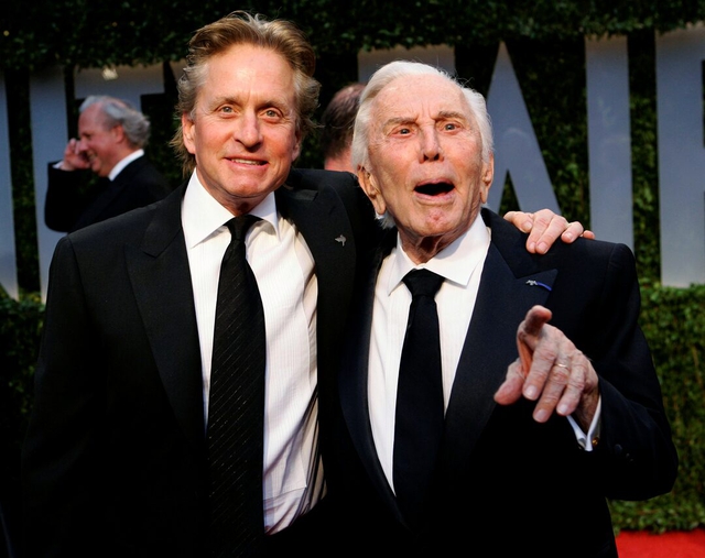 Vì sao Michael Douglas không nhận thừa kế một đồng nào từ khối tài sản của cha? - Ảnh 1.