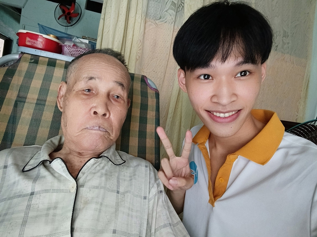 Sinh viên làm phần mềm cảnh báo ngã, dấu hiệu bất thường ở người lớn tuổi - Ảnh 2.