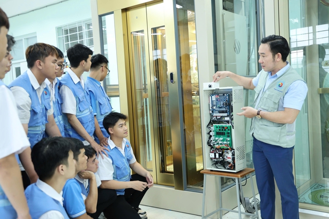 Khi doanh nghiệp đưa máy móc vào trường học - Ảnh 2.