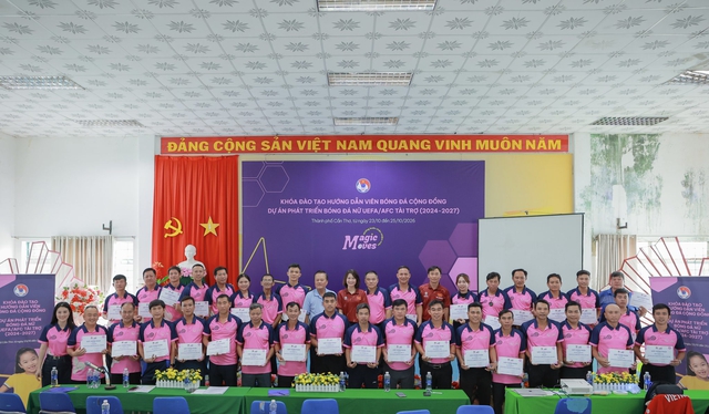 Nhiều trẻ em gái Cần Thơ yêu bóng đá hơn qua chương trình của UEFA và AFC hỗ trợ- Ảnh 1.