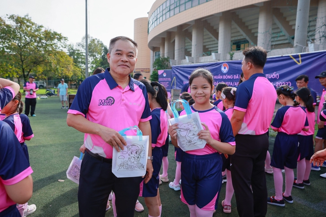Nhiều trẻ em gái Cần Thơ yêu bóng đá hơn qua chương trình của UEFA và AFC hỗ trợ- Ảnh 3.