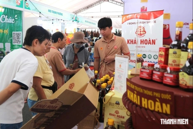 Đặc sản vùng miền giá vài chục ngàn đồng hút khách đến hội chợ - Ảnh 1.