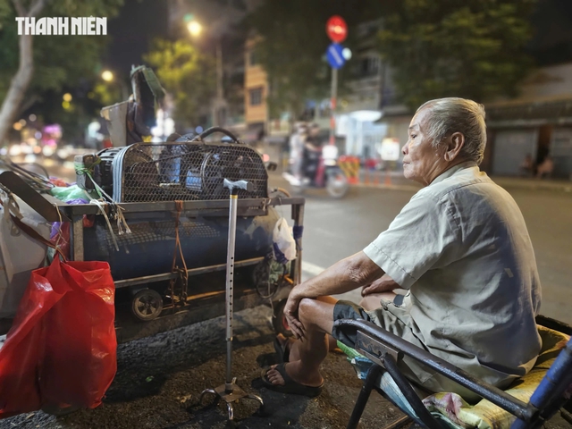 &Ocirc;ng cụ 73 tuổi bơm xe th&acirc;u đ&ecirc;m: Mắt mờ, tay run vẫn r&aacute;ng tự nu&ocirc;i m&igrave;nh - Ảnh 1.
