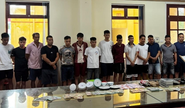 Nhóm đối tượng tổ chức đánh bạc trong rừng, phát hiện súng cùng 70 viên đạn- Ảnh 1.