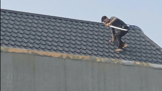 Hai đối tượng cầm kiếm cố thủ trên mái nhà đã bị bắt giữ - Ảnh 1.
